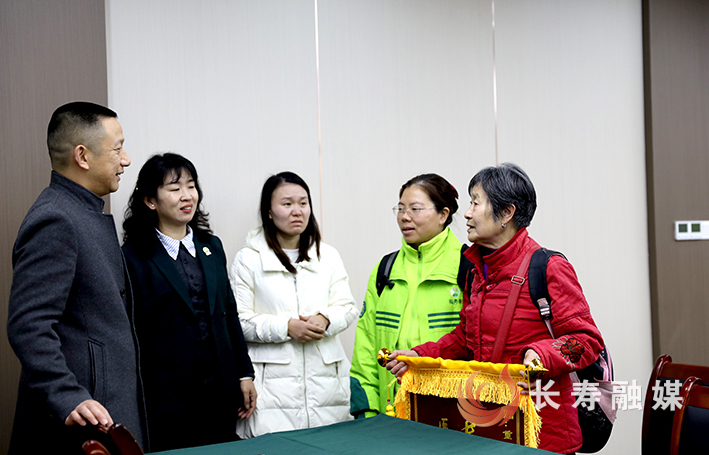 长护服务赢赞誉 家属致谢送锦旗 (2)