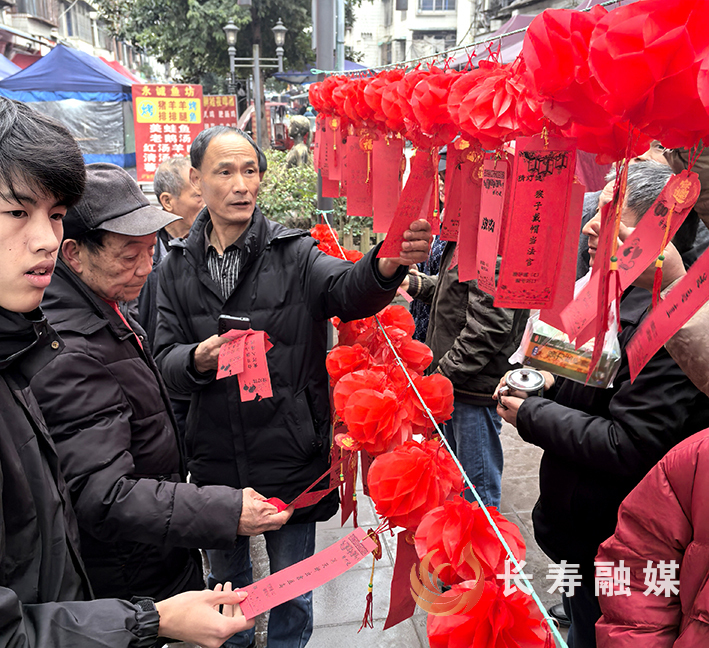 葛兰镇举行闹元宵猜灯谜活动 (1)