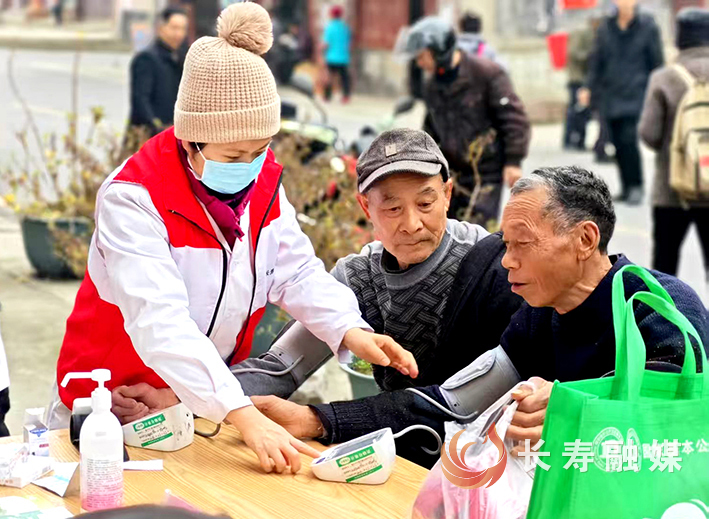 石堰镇巡回医疗进基层 (3)