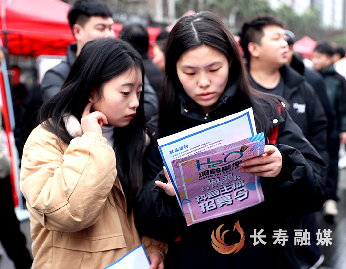 长寿经开区专场招聘“火爆”职达 (2)