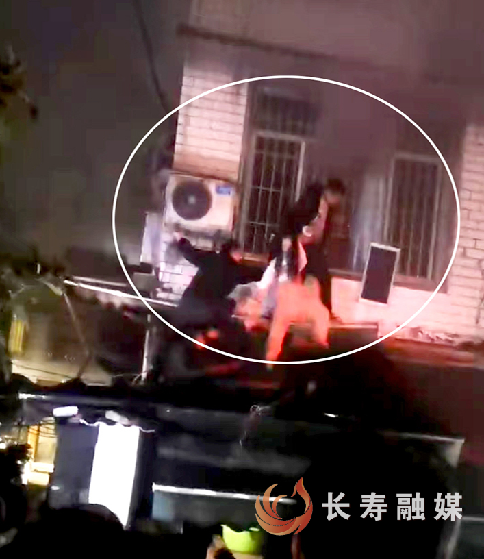 黄亚林逆火而行上演极限救援