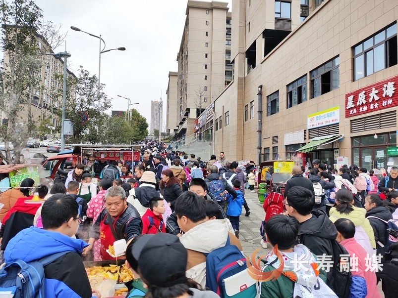 占道经营“回潮”严重 市民盼望系统整治