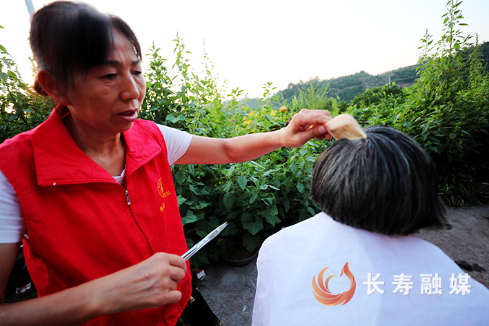 志愿者为老人理发