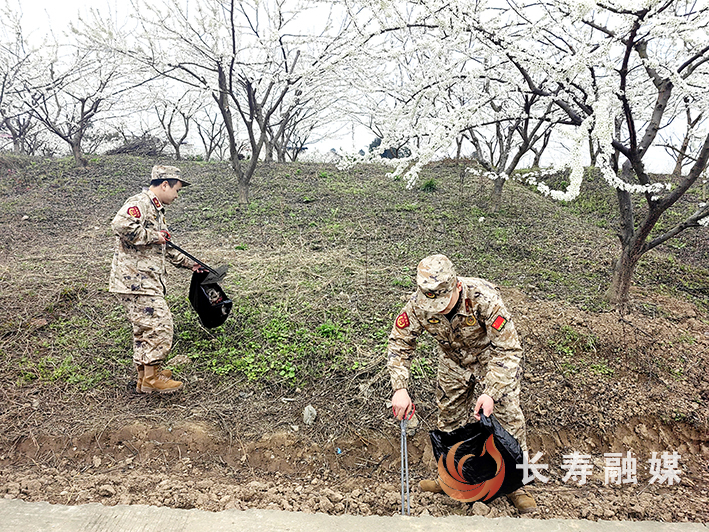 邻封清洁行动为美丽乡村“续航” (2)