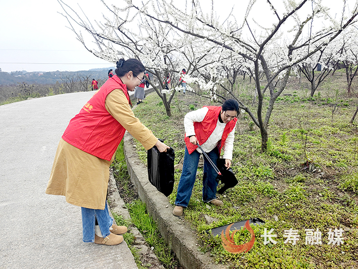 邻封清洁行动为美丽乡村“续航” (1)