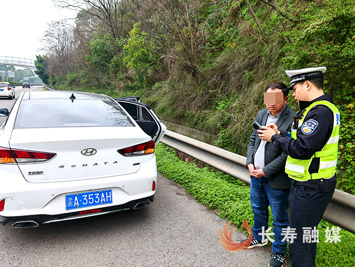 高速路上发动机突现故障 (1)