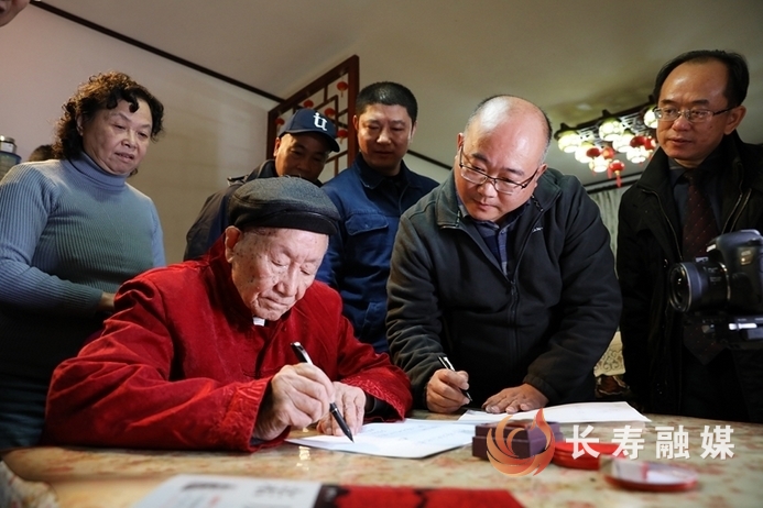 2018年2月1日在成都林向北家中拜访老人,并请老人为“狮子滩水电文化展厅”题写门头。