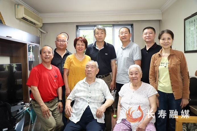 拜访崔老一行人并与崔老家人合影