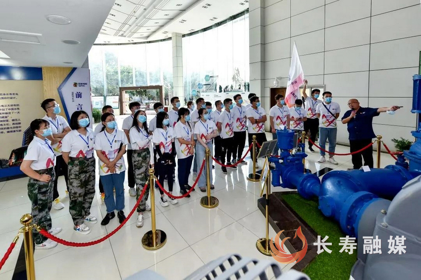 刘贇为大学生进行科普讲解