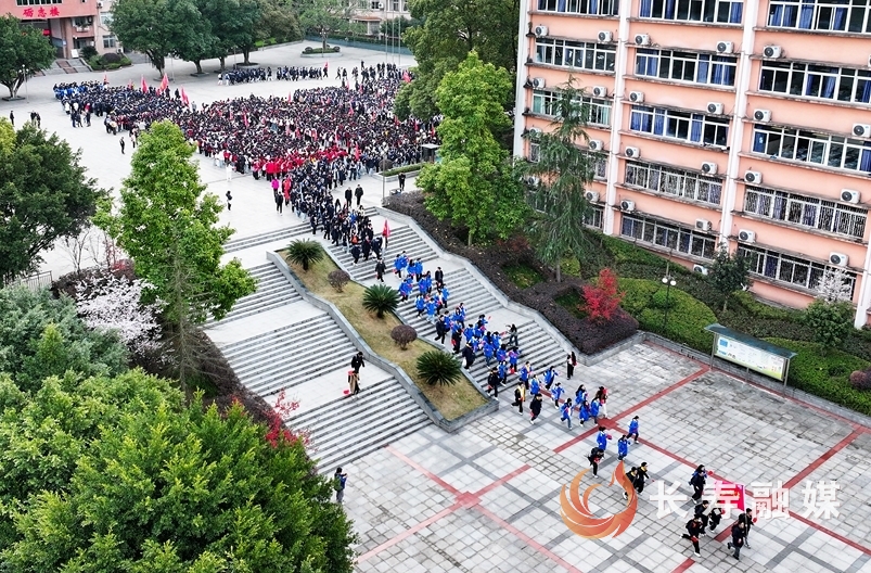 实验中学徒步+袁志龙
