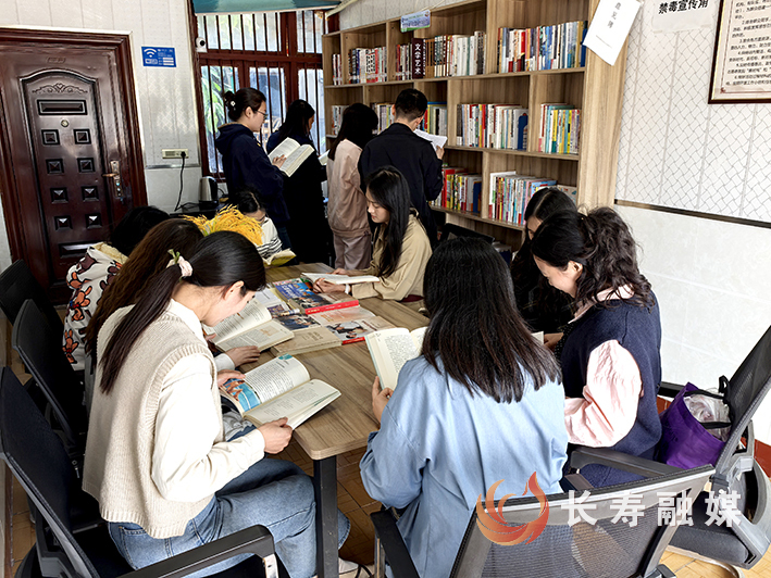 邻封镇组织机关干部开展读书会