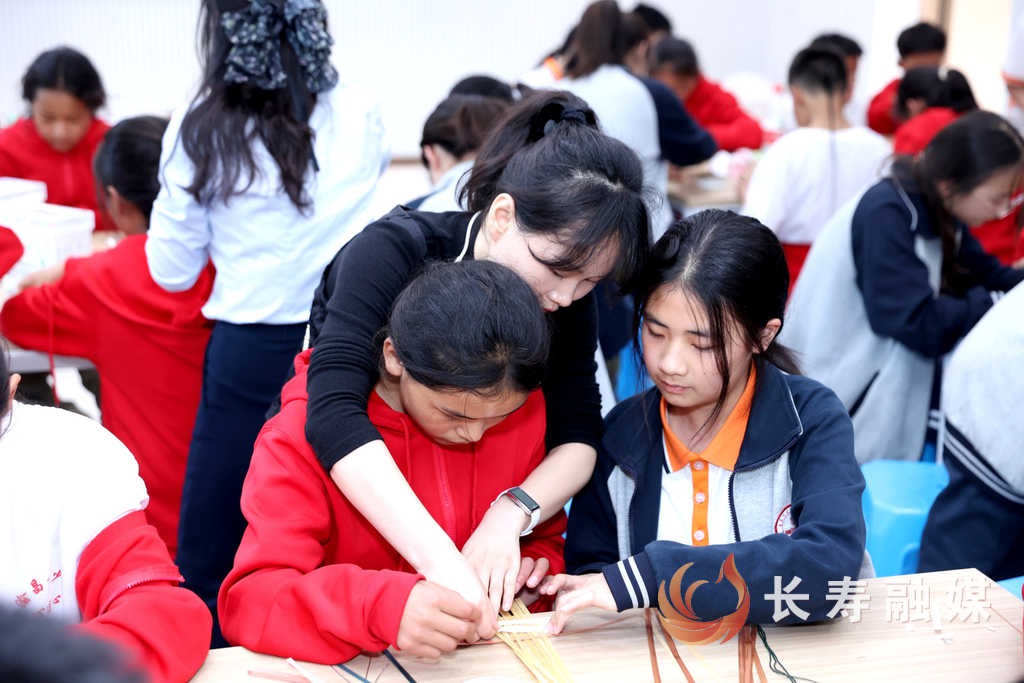 西藏昌都市类乌齐县青少年赴渝民族“三交”活动走进重庆长寿华师学校 (3)
