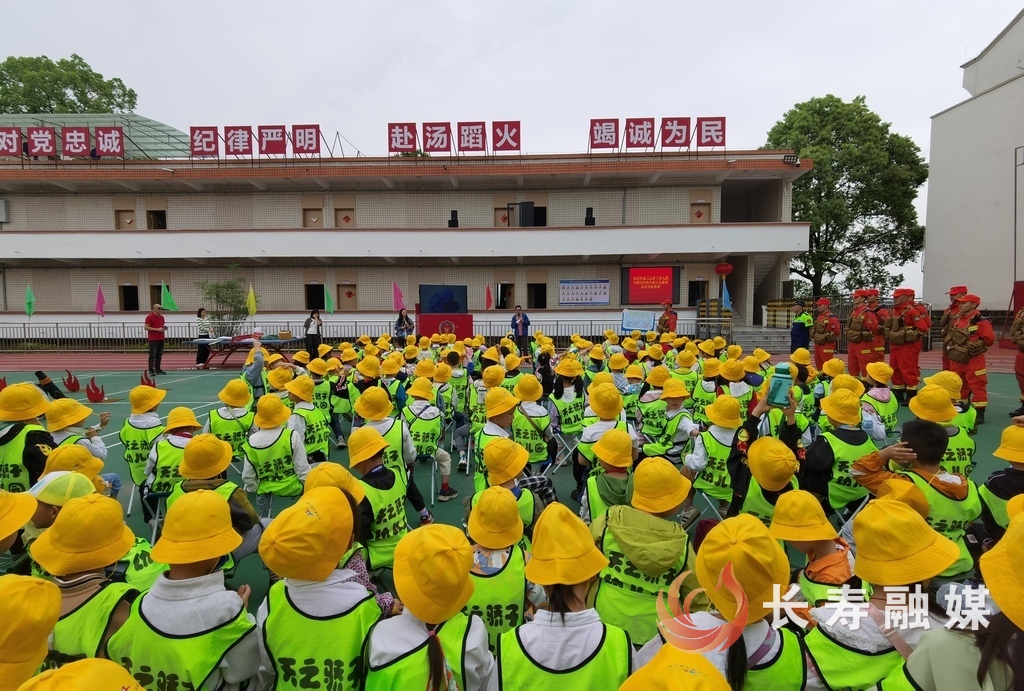 100余名幼儿参观救援基地学安全 (1)