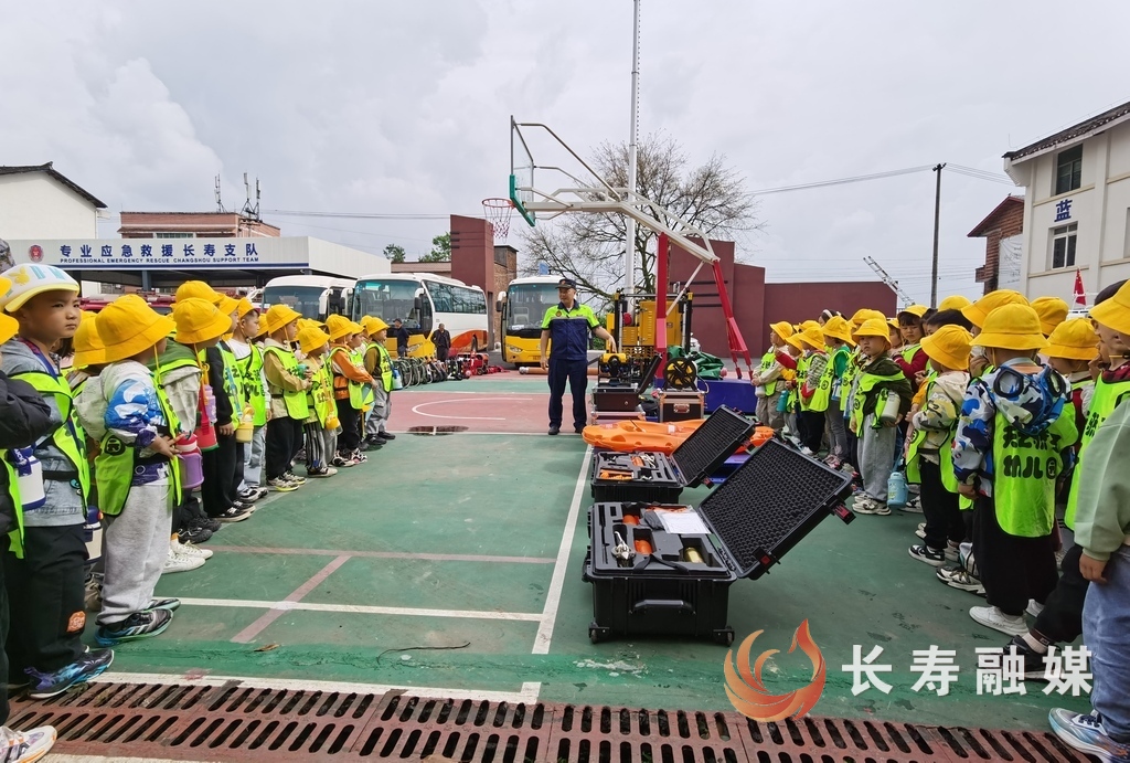 100余名幼儿参观救援基地学安全 (3)