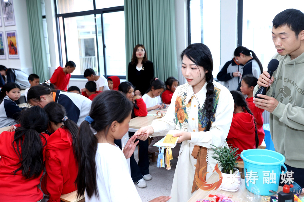 西藏昌都市类乌齐县青少年赴渝民族“三交”活动走进重庆长寿华师学校 (4)