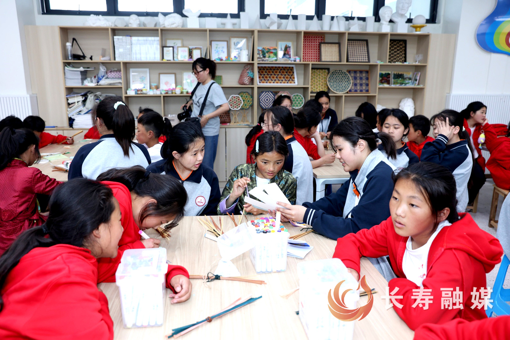 西藏昌都市类乌齐县青少年赴渝民族“三交”活动走进重庆长寿华师学校 (2)