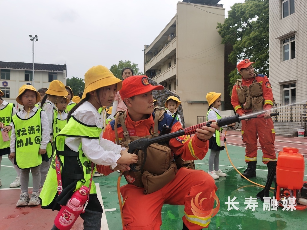 100余名幼儿参观救援基地学安全 (2)