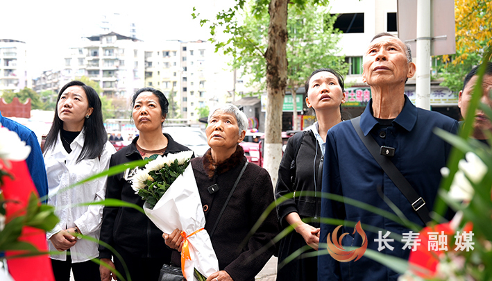 刘碧容一家前往垫江县烈士陵园悼念刘兴汉 (6)