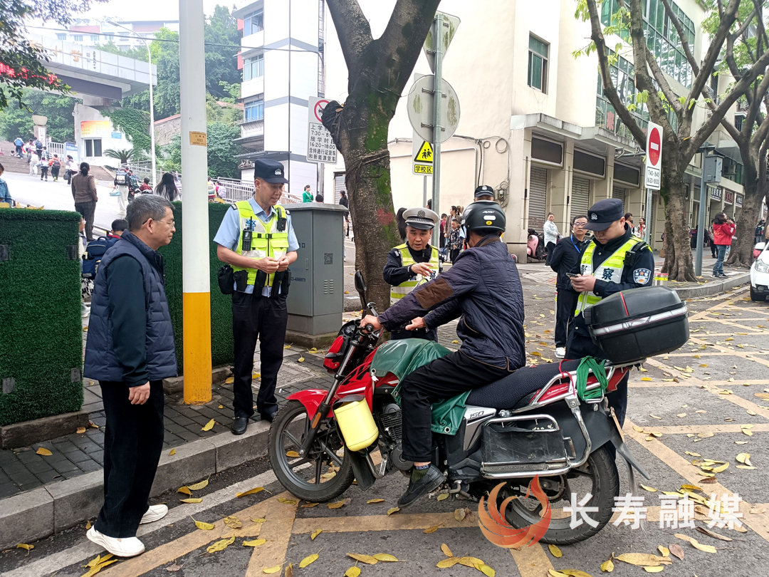 长寿多部门联动护学打造平安上学路 (1)