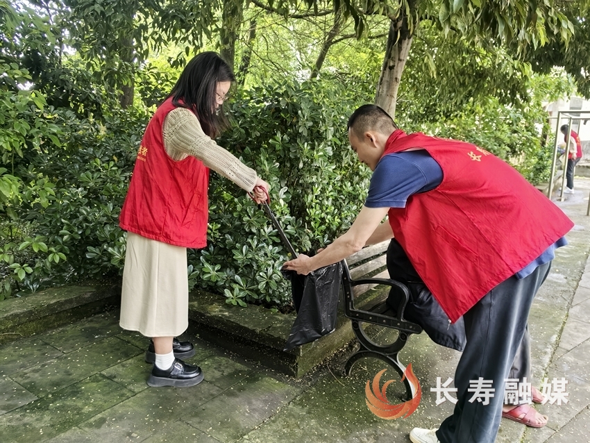 邻封镇青年攻坚队情暖敬老院1