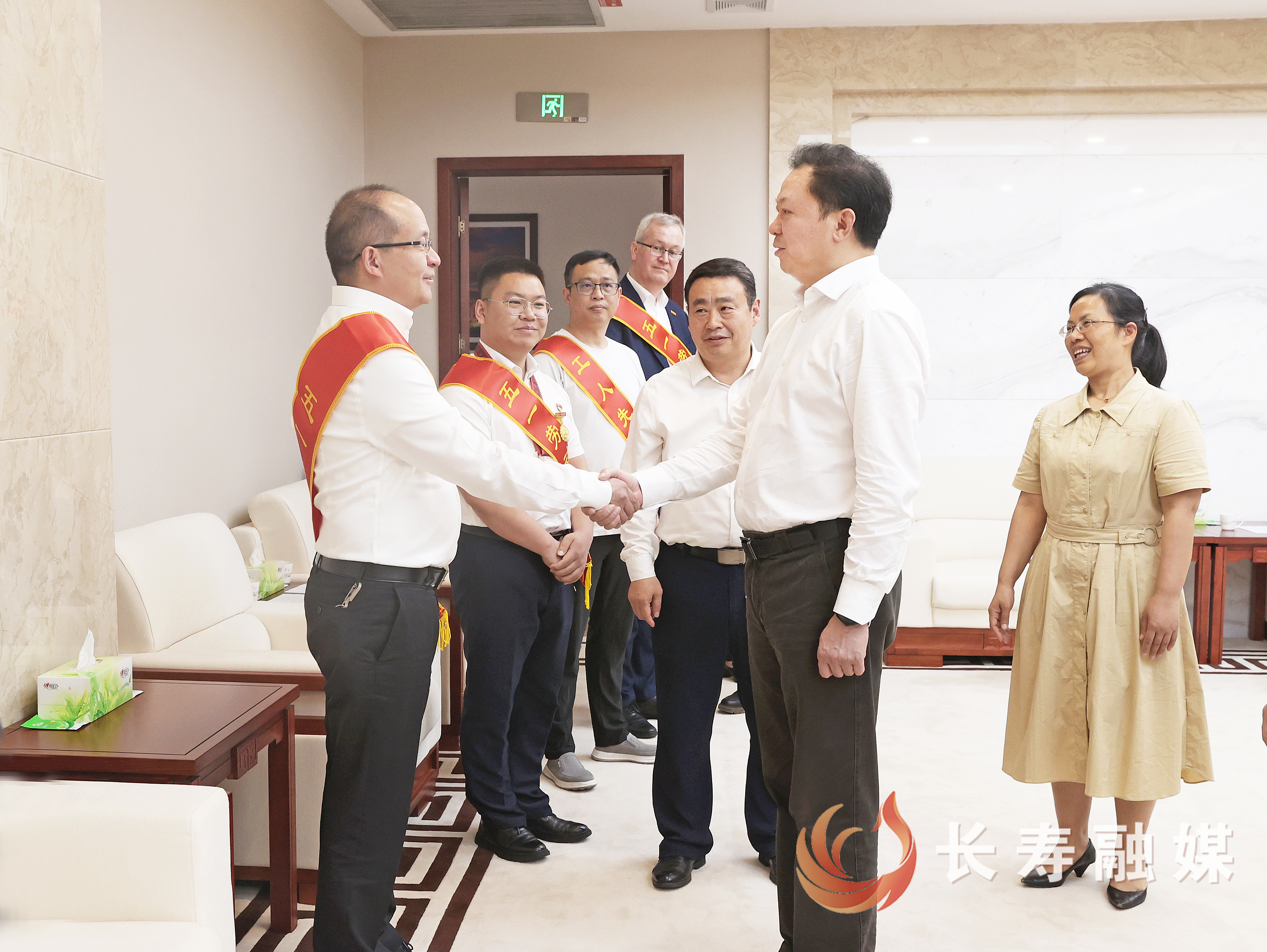 江夏看望我区2025年全国先进工作者及重庆市五一劳动奖章获得者、五一劳动奖状和工人先锋号集体2