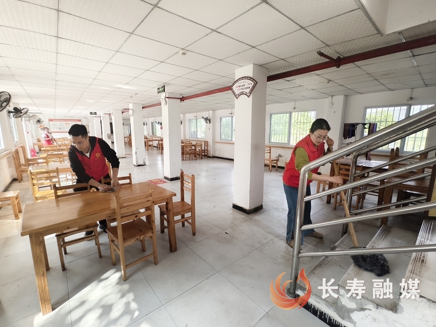邻封镇青年攻坚队情暖敬老院2