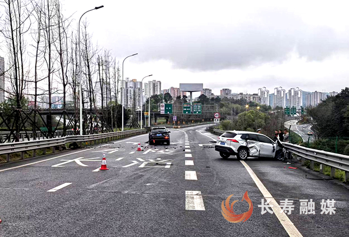 在沪渝高速出城方向发生两车擦挂事故 (1)