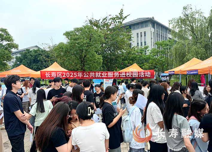 千岗“直通车”开进高校促就业 (1)