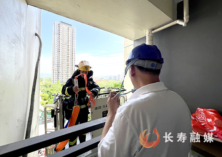 区消防救援局开展高层建筑应急演练 (2)