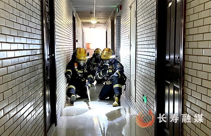 区消防救援局开展高层建筑应急演练 (3)