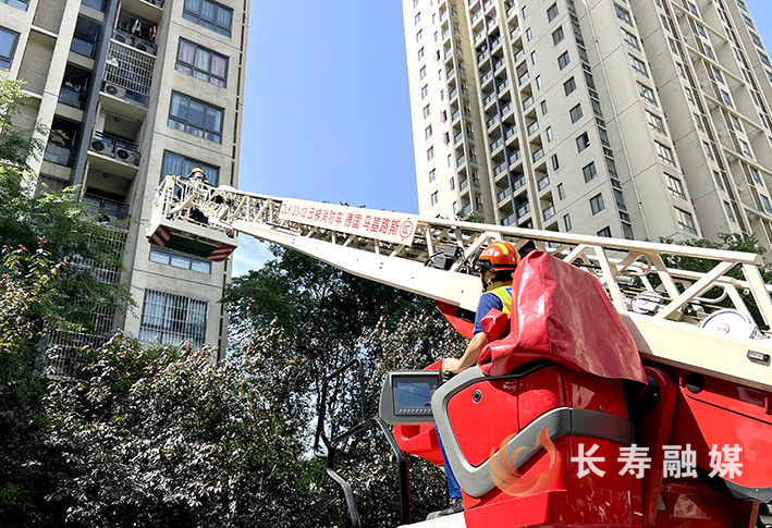 区消防救援局开展高层建筑应急演练 (1)