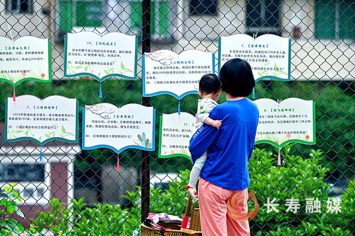 书香进乡村活动来到八颗街道莲花街社区+张颂东 (4)