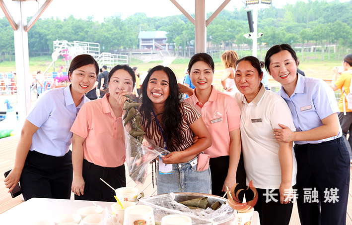 外国运动员打卡长寿湖美景美食 (3)