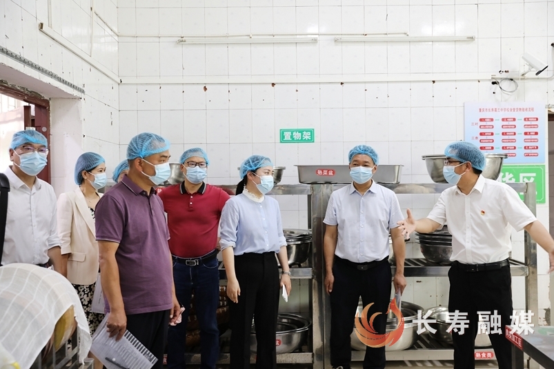“两代表一委员”进校园 守护学生食品安全1