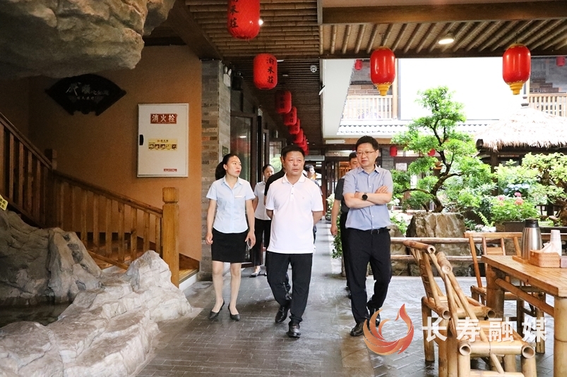 区人大常委会调研商贸工作