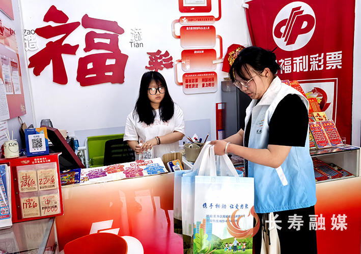 区民政局区救助管理站与重庆仁爱社工联合开展“心系临时遇困人员，共筑温暖救助通道”主题宣传活动 (2)