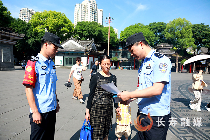 我区多部门联合开展“5·26我爱路”主题宣传活动 (1)