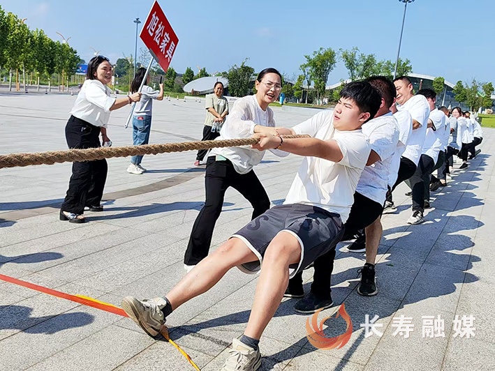 新市工业社区举行企业职工拔河比赛 (2)