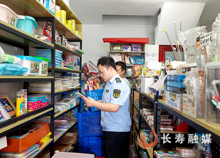 我区开展校园周边“扫黄打非”专项检查 (1)