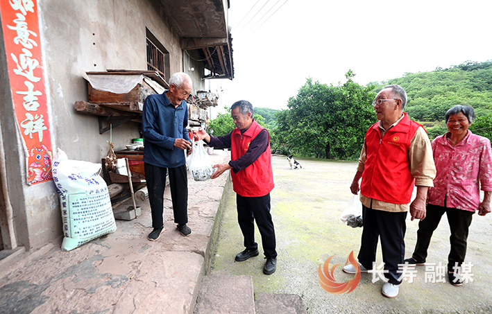 龙河镇“礼远”志愿服务端午慰问 (2)