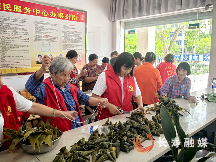 但渡端午粽香暖人心 童趣彩蛋迎“六一 (1)