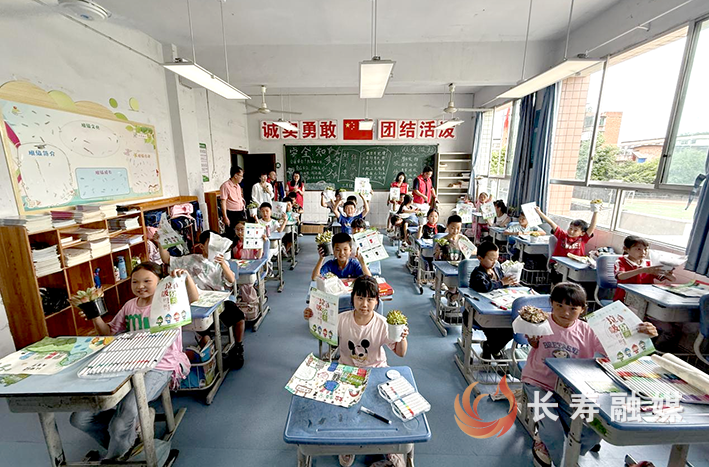 双龙社区走进双龙小学开展“小手拉大手”手抄报创作活动 (2)