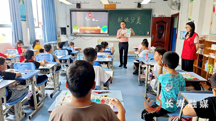 双龙社区走进双龙小学开展“小手拉大手”手抄报创作活动 (1)