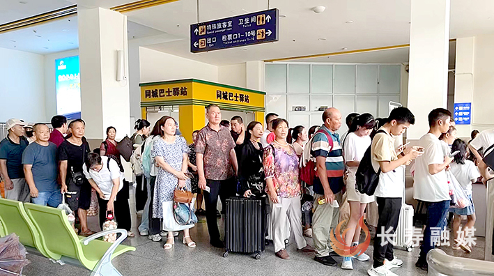 “五一”期间我区累计发送旅客14 (1)