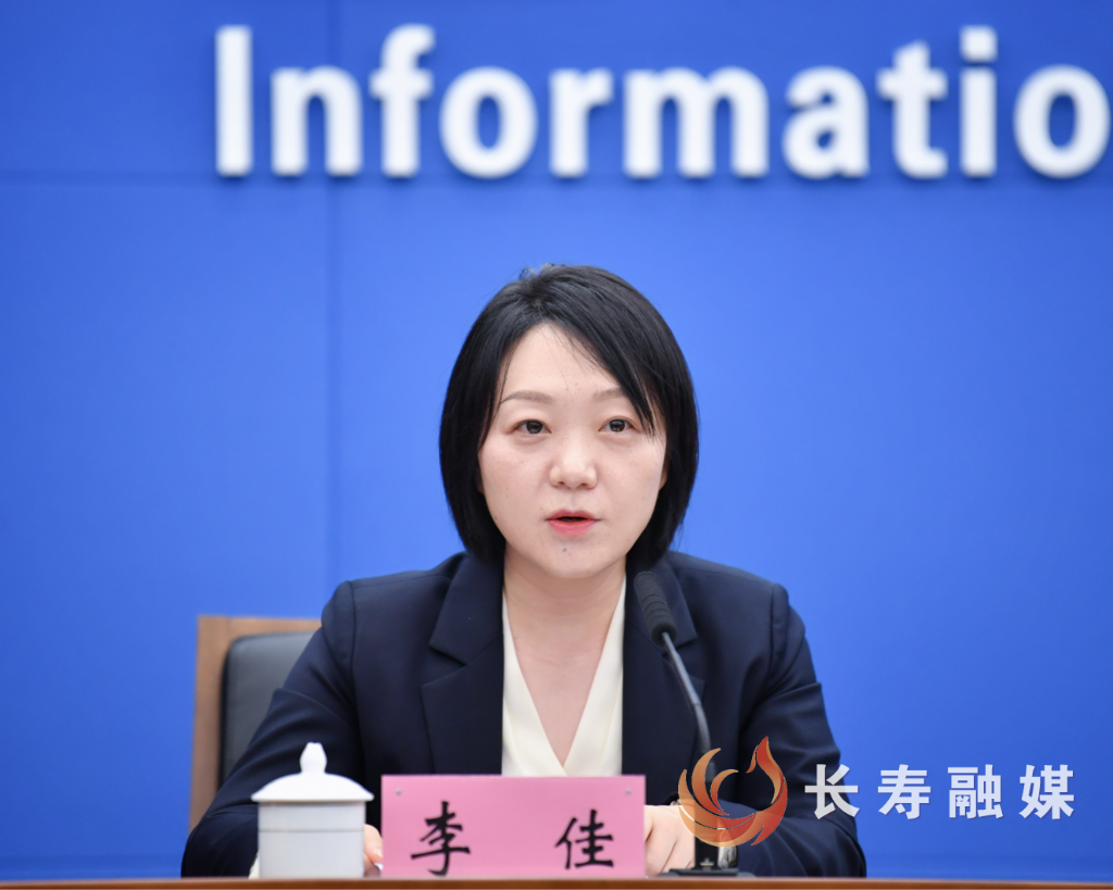 李佳回答记者提问
