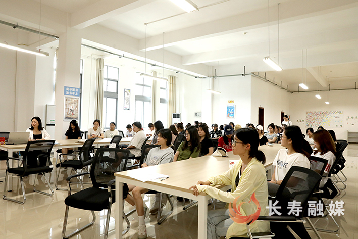 区妇联组织开展女大学生就业创业讲座 (3)