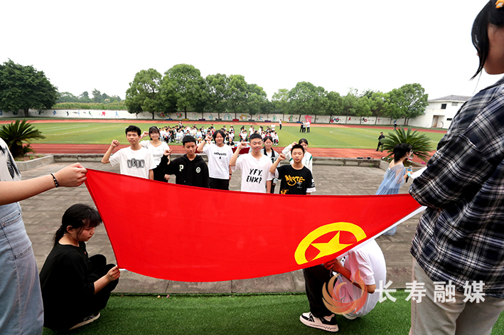 龙河镇中学校举行2025年践行“三声校园”暨第十四届校园文化艺术节汇报展演 (2)