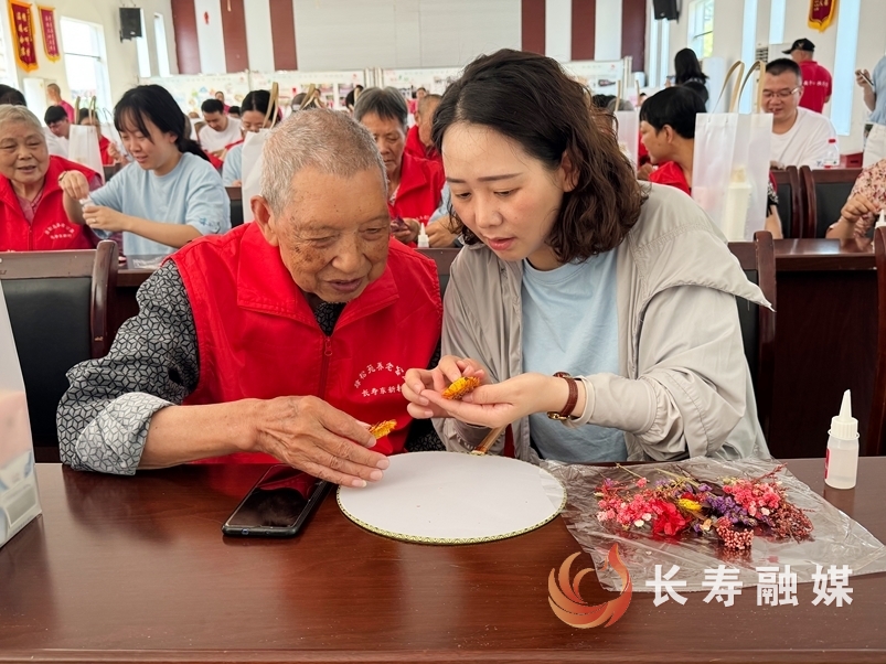 爱心企业为老人送温暖