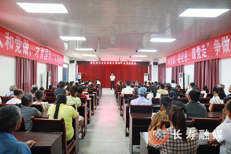 70名女童获“春蕾计划”助学金1