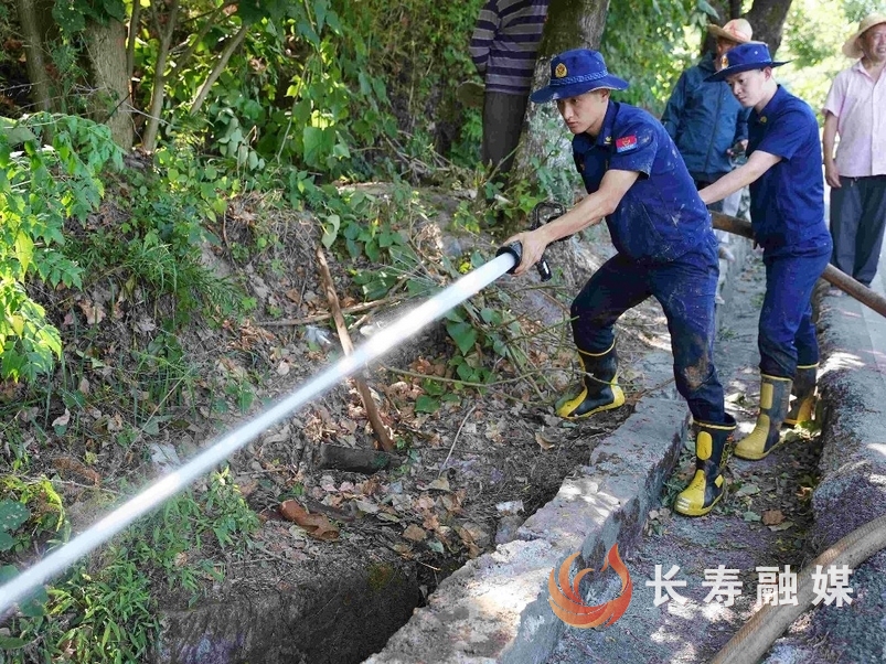 消防员清淤打通灌溉“生命线”2
